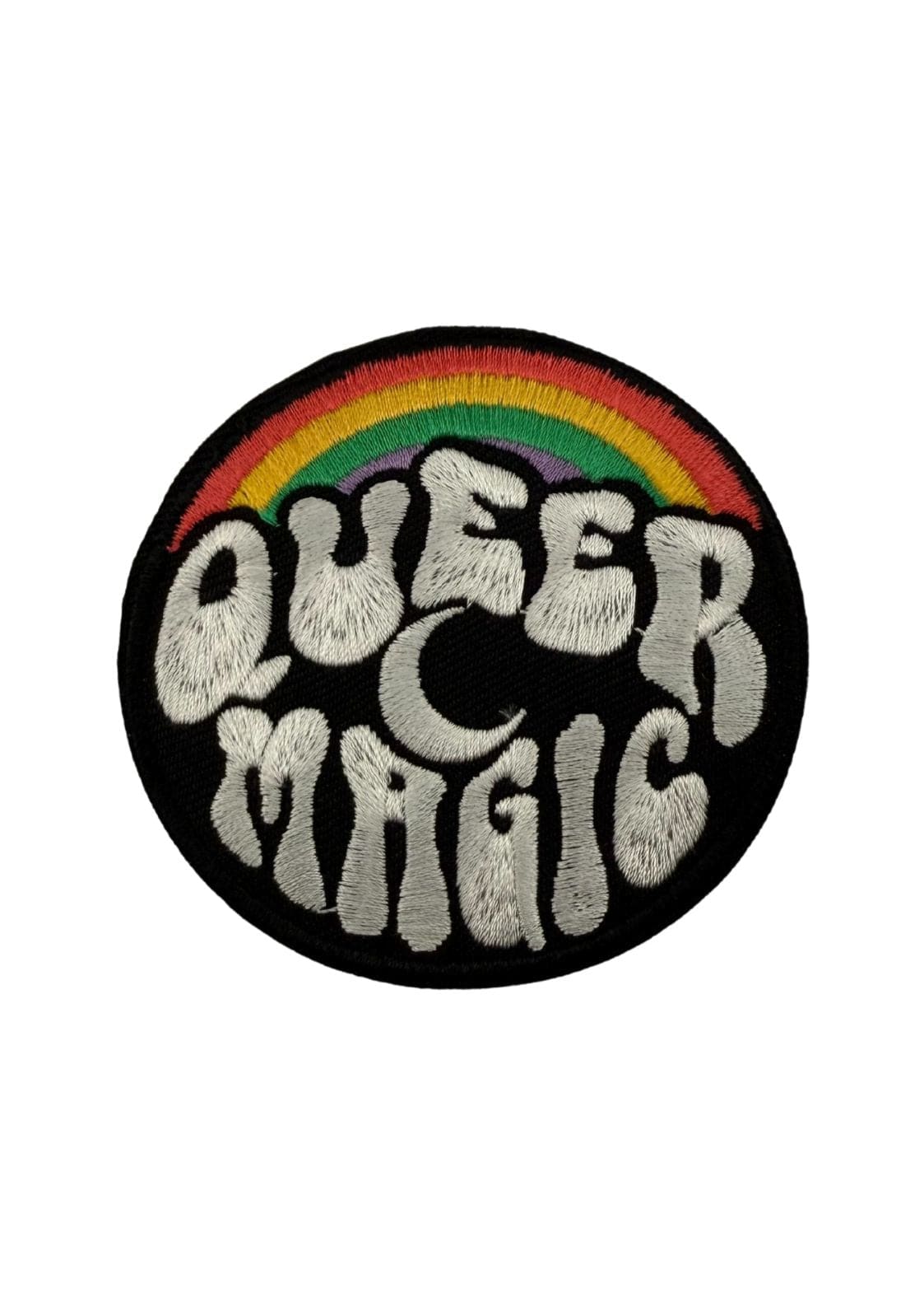Gestickter Aufnäher mit einem Regenbogen und dem Text ’QUEER MAGIC’.