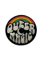 Gestickter Aufnäher mit einem Regenbogen und dem Text ’QUEER MAGIC’.