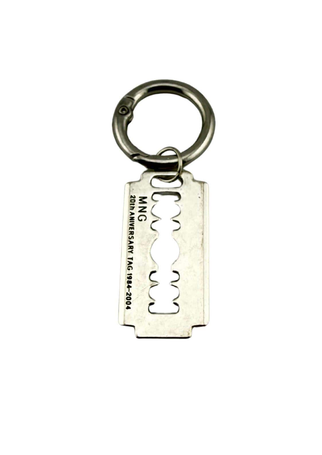 Silberner razor blade schlüsselanhänger aus metall in rasierklingenform mit graviertem text
