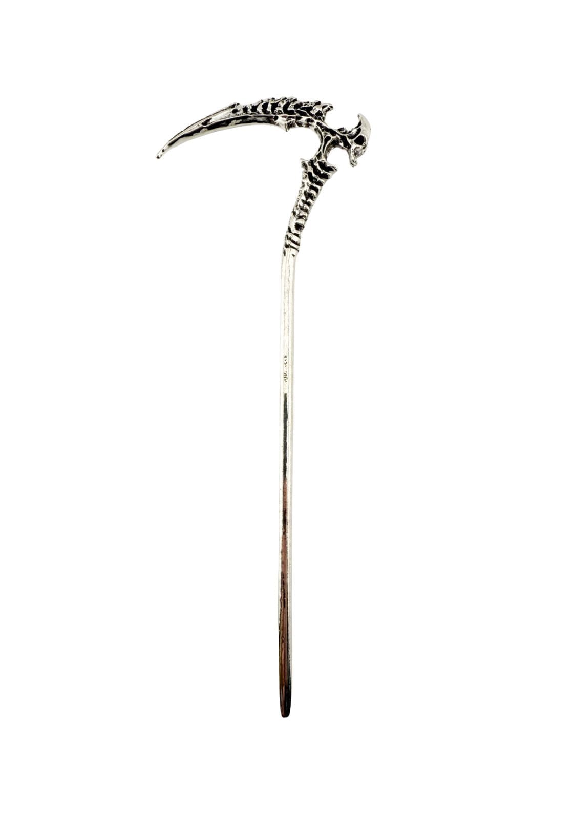 Silberner Totenkopfbuchmarke mit einer gebogenen Klinge und aufwendigem Knochendesign.