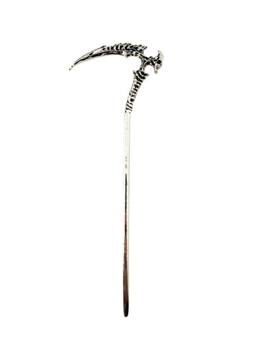 Silberner Totenkopfbuchmarke mit einer gebogenen Klinge und aufwendigem Knochendesign.