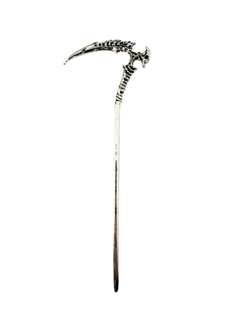 Silberner Totenkopfbuchmarke mit einer gebogenen Klinge und aufwendigem Knochendesign.