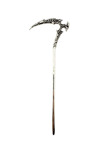 Silberner Totenkopfbuchmarke mit einer gebogenen Klinge und aufwendigem Knochendesign.