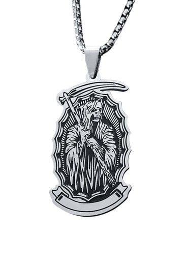 Silberne edelstahl halskette reaper mit detaillierter grimm reaper gravur in ovalem rahmen und strukturierter kettenglied