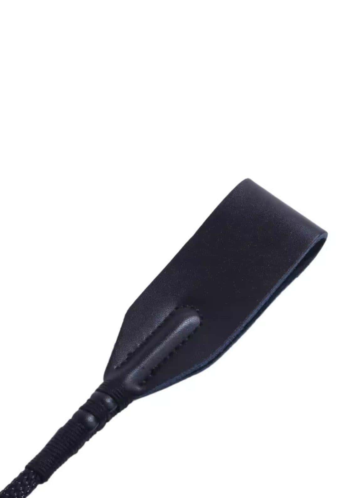 Schwarze ledere peitsche mit glattem, leicht gebogenem griff und verstärkter nähte für gothic und dark fashion