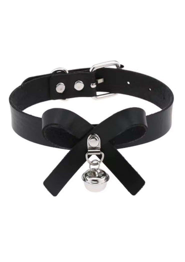Schwarzes faux leder slave choker mit zentraler schleife und silberner glocke als ribbon bell choker