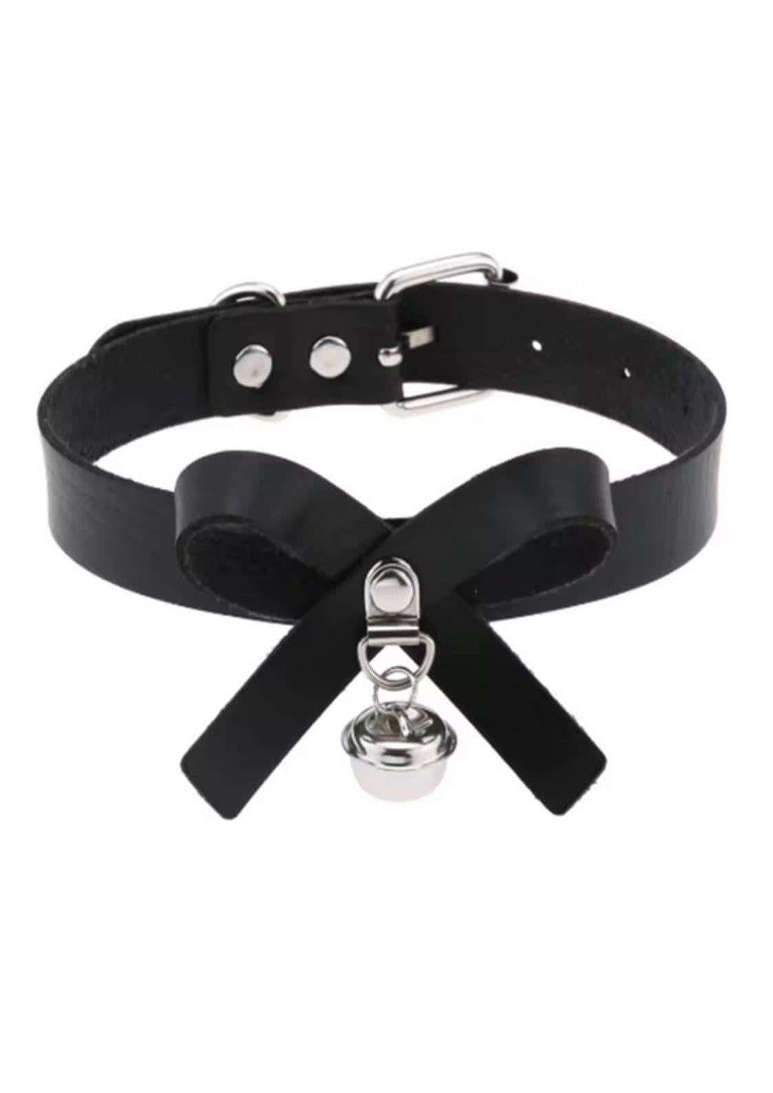 Schwarzes faux leder slave choker mit zentraler schleife und silberner glocke als ribbon bell choker