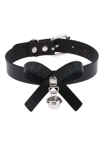 Schwarzes faux leder slave choker mit zentraler schleife und silberner glocke als ribbon bell choker