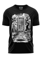 Schwarzes T-Shirt mit weißem Grafikdesign, das eine Telefonzelle und Bäume zeigt.