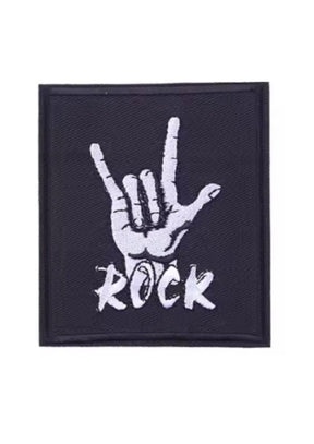 Schwarzer rechteckiger Aufnäher mit weißem ’Rock’-Text und Handgestik-Design.