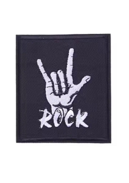 Schwarzer rechteckiger Aufnäher mit weißem ’Rock’-Text und Handgestik-Design.