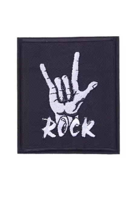 Schwarzer rechteckiger Aufnäher mit weißem ’Rock’-Text und Handgestik-Design.
