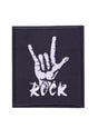 Schwarzer rechteckiger Aufnäher mit weißem ’Rock’-Text und Handgestik-Design.