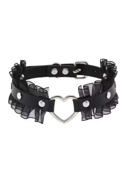 Auffälliger gothic choker aus schwarzem leder mit transparentem gerafftem spitzenbesatz und silberner herzschließe für alternative outfits