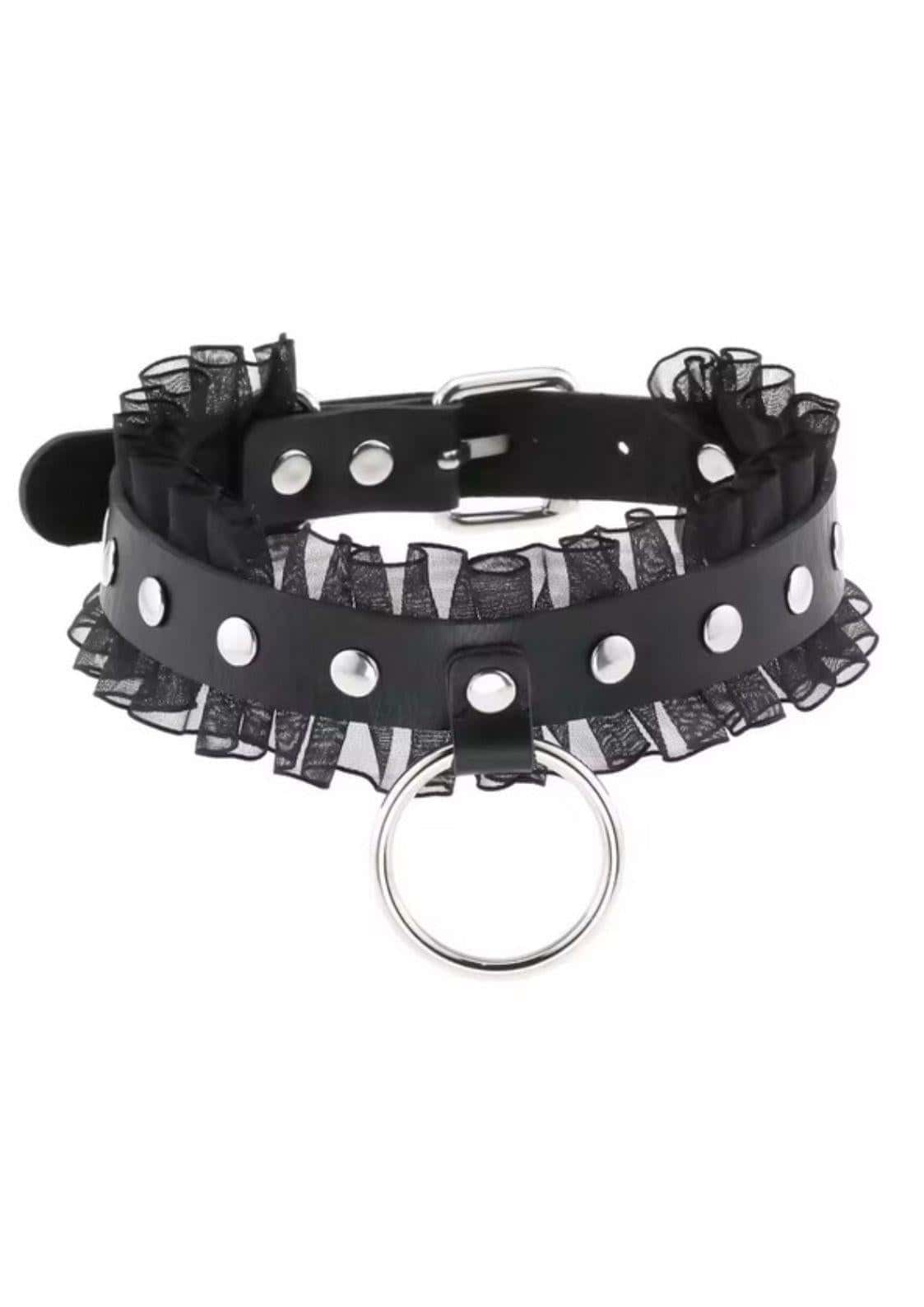 Schwarzer faux leather ruffles o ring spike slave choker mit silbernen nieten und mittlerem metallring