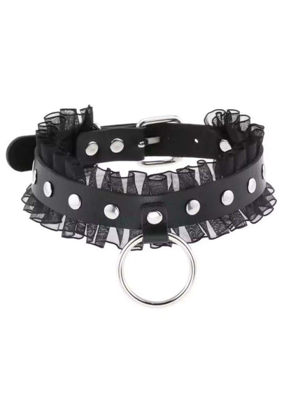 Schwarzer faux leather ruffles o ring spike slave choker mit silbernen nieten und mittlerem metallring