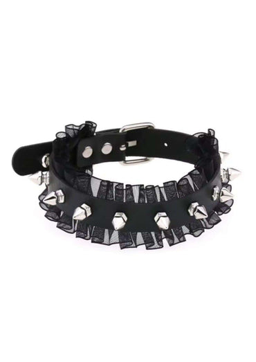 Schwarzer faux leder spike slave choker mit silbernen spitzen und zarten schwarzen spitzenrüschen ruffles spike choker