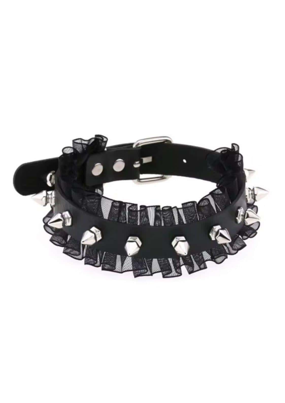 Schwarzer faux leder spike slave choker mit silbernen spitzen und zarten schwarzen spitzenrüschen ruffles spike choker