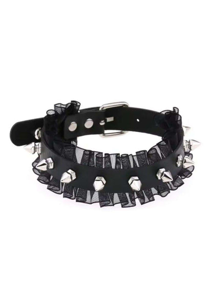 Schwarzer faux leder spike slave choker mit silbernen spitzen und zarten schwarzen spitzenrüschen ruffles spike choker