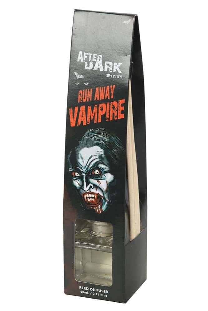 Schwarze rechteckige box mit run away vampire reed diffuser in klarem glas und holzstäbchen sichtbar durch verpackung