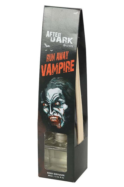 Schwarze rechteckige box mit run away vampire reed diffuser in klarem glas und holzstäbchen sichtbar durch verpackung