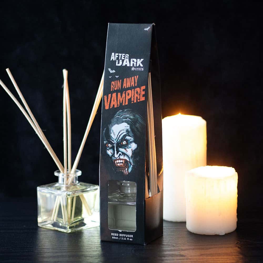 Schwarze kartonverpackung für run away vampire reed diffuser mit vampirillustration von after dark scents