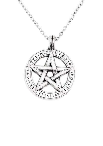 Silberne pentagrammhalskette mit individuell stil und bedeutung durch gravierte runen am zarten kettchen