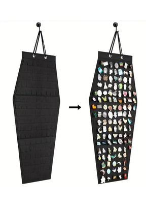 Schwarze hängende Schmuckaufbewahrung mit klaren Kunststofftaschen und Metallschlaufen.