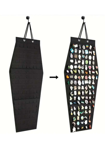 Schwarzer sarg filz pinaufhänger mit klaren plastikfächern und metallhaken ideal für gothic und horror schmuckorganizer