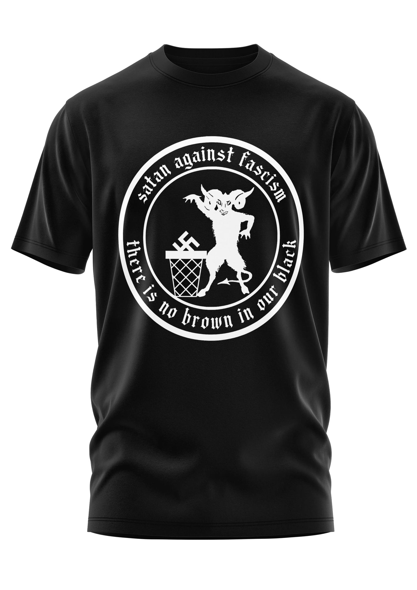 Schwarzes kurzärmeliges T-Shirt mit einem weißen runden Grafikmotiv, das eine Teufel-Figur zeigt, die ein Hakenkreuz in einen Mülleimer wirft, umgeben von dem Text ’satan against fascism’ und ’there is no brown in our black’.