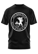 Schwarzes kurzärmeliges T-Shirt mit einem weißen runden Grafikmotiv, das eine Teufel-Figur zeigt, die ein Hakenkreuz in einen Mülleimer wirft, umgeben von dem Text ’satan against fascism’ und ’there is no brown in our black’.