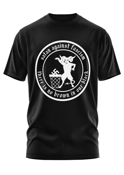 Schwarzes kurzärmeliges T-Shirt mit einem weißen runden Grafikmotiv, das eine Teufel-Figur zeigt, die ein Hakenkreuz in einen Mülleimer wirft, umgeben von dem Text ’satan against fascism’ und ’there is no brown in our black’.