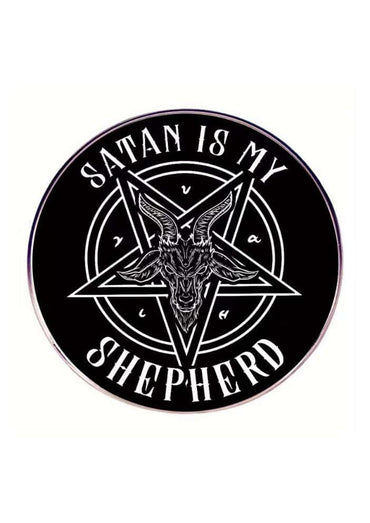 Schwarzer runder emaillierter gothic pin mit weißem pentagramm und text satan is my shepherd für horror fans