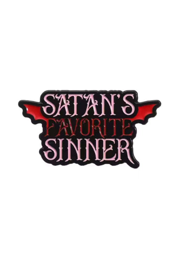 Roter und schwarzer bat-förmiger patch mit weißem text satan´s favorite sinner als favorite sinner pin