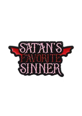 Roter und schwarzer fledermausförmiger Aufnäher mit dem Text ’satan’s favorite sinner’ in Weiß.