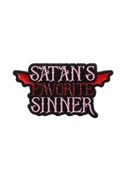 Roter und schwarzer fledermausförmiger Aufnäher mit dem Text ’satan’s favorite sinner’ in Weiß.
