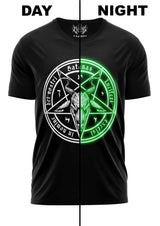 Leuchtendes Pentagramm-T-Shirt im Dunkeln mit schwarzem Hintergrund und grünem leuchtendem Design.