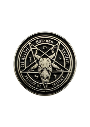 Ein antiker silberfarbener runder Anhänger mit einem gehörnten Ziegenkopf in einem umgekehrten Pentagramm.