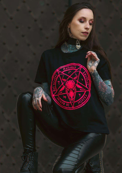 Schwarzes satanas pinky t shirt mit rotem pentagramm und ziegengesicht aus strapazierfähigem stoff von lizenzierte bekleidung ltd