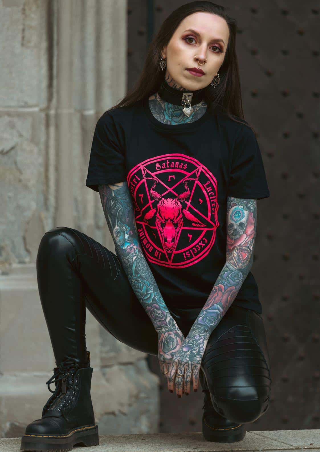 Schwarzes satanas pinky t-shirt mit pinkem pentagramm und ziegenkopf aus strapazierfähigem stoff von lizenzierte bekleidung ltd
