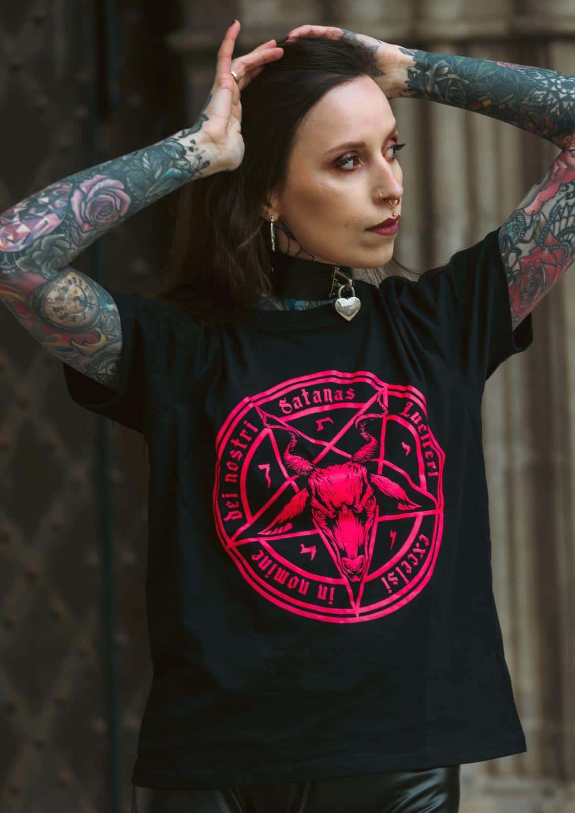 Schwarzes satanas pinky t shirt mit rotem pentagramm und ziegenkopf aus strapazierfähigem stoff von lizenzierte bekleidung ltd