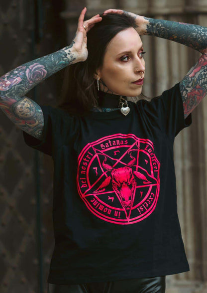 Schwarzes satanas pinky t shirt mit rotem pentagramm und ziegenkopf aus strapazierfähigem stoff von lizenzierte bekleidung ltd