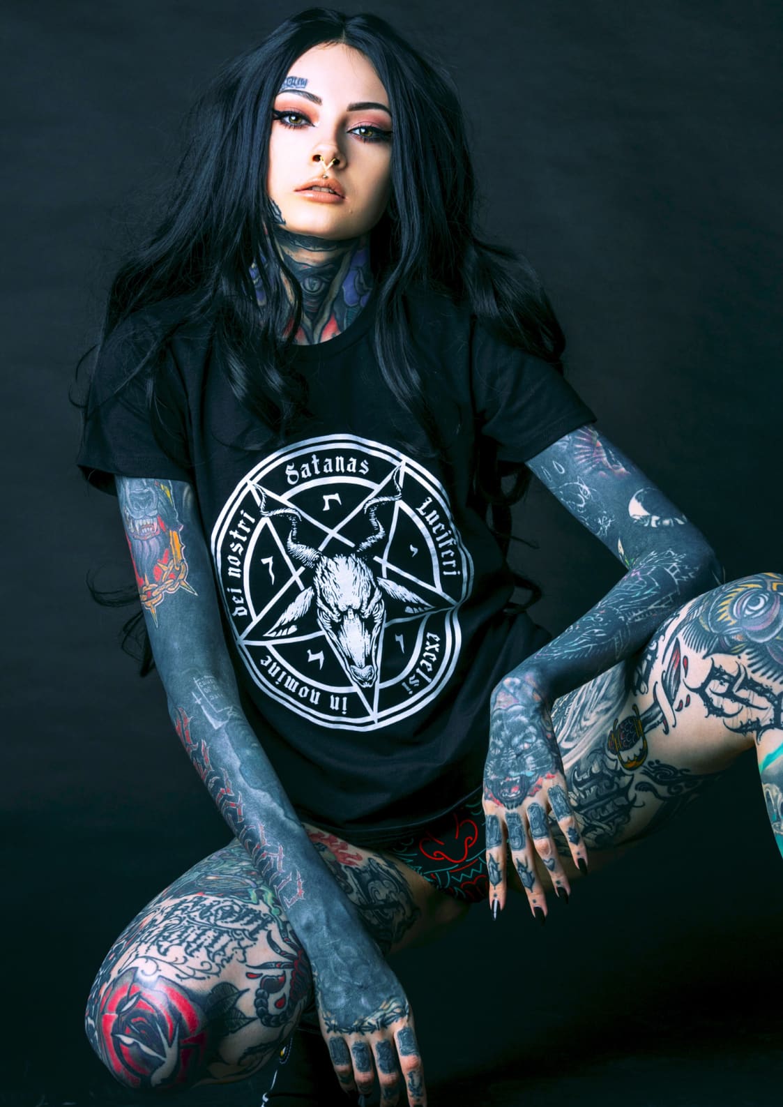 Schwarzes Gothic-Metal T-Shirt SATANAS mit weißem Pentagramm, Ziegenkopf und Randtext