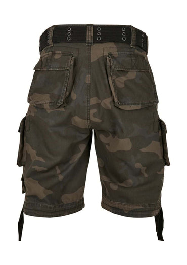 Dunkelgrüne und braune Tarnung Cargo-Shorts mit mehreren Taschen, einem schwarzen Gürtel, der durch den Bund gefädelt ist.