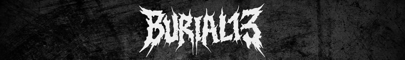 Ein schwarz-weißes Banner mit dem Wort „BURIALS“ in einer gezackten, beschädigten Schrift, gefolgt von der Zahl „13“.