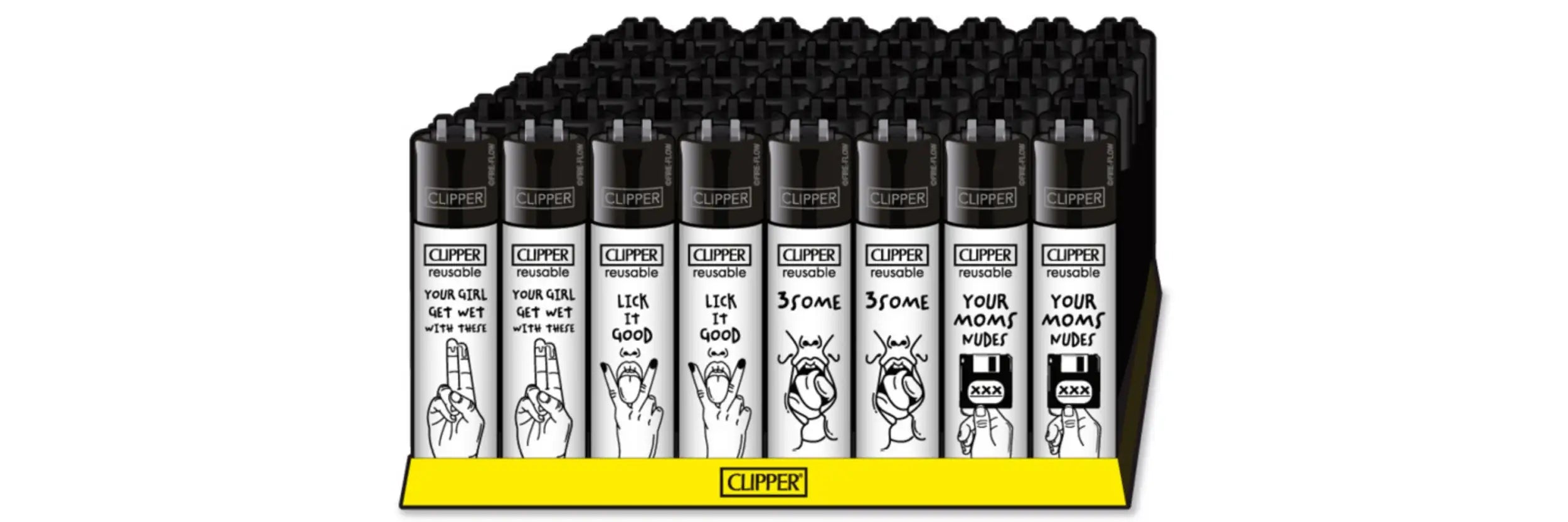 Schwarz-weiße Clipper-Wiederverwendungsfeuerzeuge mit humorvollen handgezeichneten Designs auf ihren Etiketten, präsentiert in einem gelben Tablett.