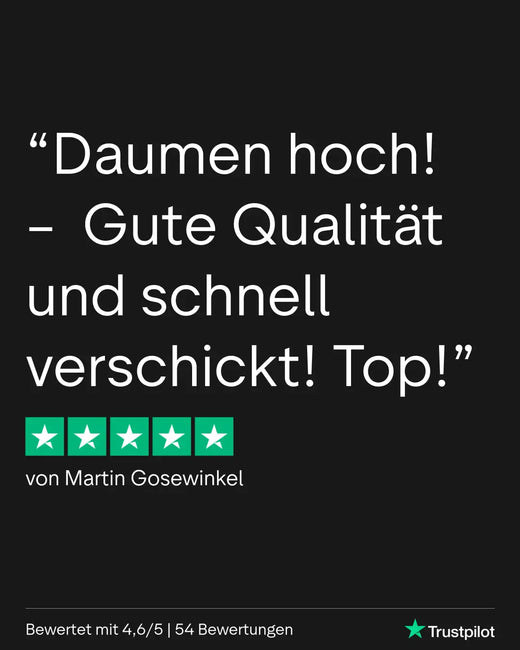 Schwarze Ledergeldbörse mit goldenen Beschlägen und grünem Akzent.