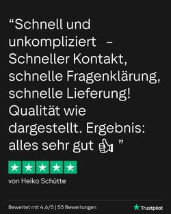 Eine schwarze Trustpilot-Bewertungskarte mit weißem Text und grünen Sternbewertungen.
