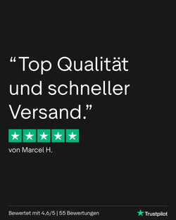Schwarzer Hintergrund mit weißem Text, der eine deutsche Kundenbewertung und fünf grüne Sterne anzeigt.