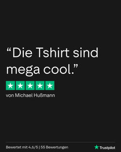 Ein schwarzer Hintergrund mit weißem Text, der eine deutsche Kundenbewertung zeigt, die T-Shirts als 'mega cool' lobt, begleitet von fünf grünen Sternen und dem Trustpilot-Logo.